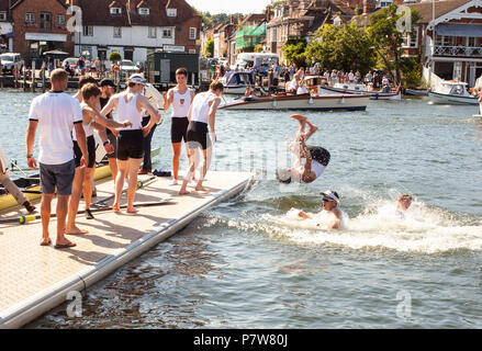 Henley on Thames, Großbritannien. Vom 8. Juli 2018. Die Gewinner Prinzessin Elizabeth Challenge Cup. Henley Royal Regatta, Henley on Thames, Großbritannien. 8. Juli 2018. Die ruderer von St Paul's School feiern Sieg in der Prinzessin Elizabeth Challenge Cup durch einen Sprung in die Themse. Temperaturen 30 Grad wieder näherte, wie das britische Wetter sehr heiß blieb. Quelle: Allan Staley/Alamy leben Nachrichten Stockfoto