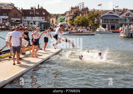 Henley on Thames, Großbritannien. Vom 8. Juli 2018. Die Gewinner Prinzessin Elizabeth Challenge Cup. Henley Royal Regatta, Henley on Thames, Großbritannien. 8. Juli 2018. Die ruderer von St Paul's School feiern Sieg in der Prinzessin Elizabeth Challenge Cup durch einen Sprung in die Themse. Temperaturen 30 Grad wieder näherte, wie das britische Wetter sehr heiß blieb. Quelle: Allan Staley/Alamy leben Nachrichten Stockfoto