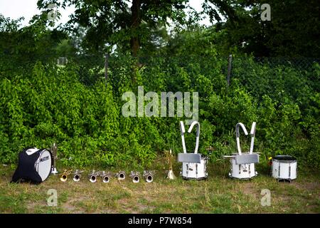 03 Juni 2018, Garßen, Deutschland: Instrumente einer Marching Band stand auf einer Wiese neben dem Sportplatz. Foto: Philipp von Ditfurth/dpa Stockfoto