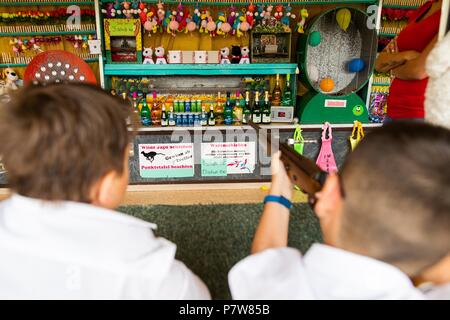 03 Juni 2018, Garßen, Deutschland: Zwei junge Leute schießen auf einen Schießstand am Schützenfest in Garßen in der Nähe von Celle. Foto: Philipp von Ditfurth/dpa Stockfoto