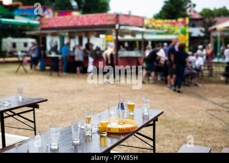 03 Juni 2018, Garßen, Deutschland: Ausgelassene Gläser und Getränke auf dem Festplatz des Schießens Festival in Garßen in der Nähe von Celle. Foto: Philipp von Ditfurth/dpa Stockfoto