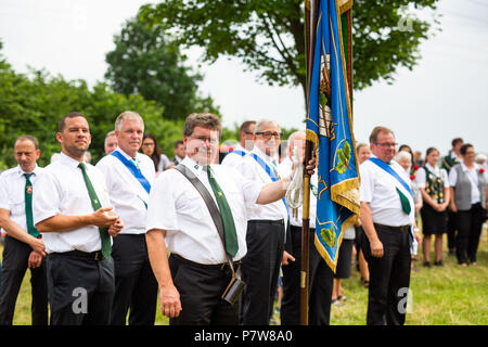 03 Juni 2018, Garßen, Deutschland: Schützen und Besucher des Festivals stehen auf der Wiese hinter dem Festzelt während der Verkündigung des marksman Könige. Foto: Philipp von Ditfurth/dpa Stockfoto