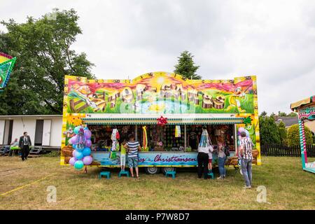 03 Juni 2018, Garßen, Deutschland: Besucher der Schützenfest in Garßen in der Nähe von Celle stehen vor dem Auto der Theatermann. Foto: Philipp von Ditfurth/dpa Stockfoto