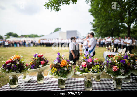 03 Juni 2018, Garßen, Deutschland: Blumen auf einem Tisch während der Verkündigung des Scharfschützen von den Dreharbeiten in Garßen in der Nähe von Celle. Foto: Philipp von Ditfurth/dpa Stockfoto