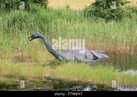 Drumnadrochit, UK. 26 Juni, 2018. Eine Skulptur des Loch Ness monster am Loch Ness Center in Drumnadrochit. Credit: Silvia Kusidlo/dpa/Alamy leben Nachrichten Stockfoto