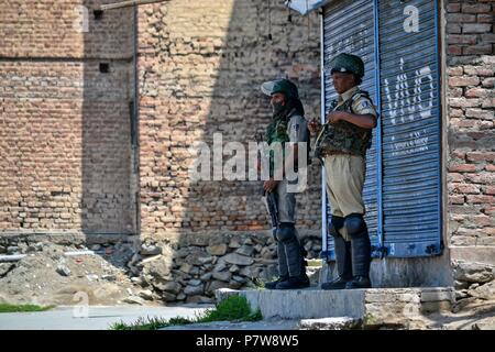 Srinagar, Indien. 8. Juli 2018. Indische paramilitärischen troopers stand Alert bei Einschränkungen am Vorabend des Zweiten Tod Jahrestag der Rebel commander Burhan Nassim Wani in Srinagar. Burhan und seine Mitarbeiter waren an diesem Tag im Jahr 2016 Auslösen einer massiven anti-Indien Aufstand in Kaschmir getötet. Während des Aufstandes mehr als 90 Menschen wurden getötet, rund 15.000 wurden verletzt, unter ihnen 950 Augenverletzungen mit pellet Gewehre empfangen. Credit: Saqib Majeed/SOPA Images/ZUMA Draht/Alamy leben Nachrichten Stockfoto