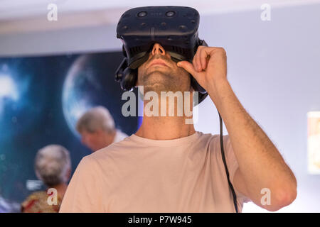 London, 8. Juli 2018. Der British Interplanetary Society bietet der 'Flüchtling' Installation, über die ersten syrischen Kosmonaut Muhammed Faris, einschließlich und eine virtuelle Realität Mars Spaziergang virtual reality Simulation. Kunst Nacht 2018 verfügt über 12 spezielle Projekte, die von Hayward Gallery und über 50 in der Kunst Nacht geöffnet, die von kulturellen Organisationen und Creatives in South Bank, Vauxhall und neun Ulmen, am Samstag 7. und Sonntag 8. Juli kuratiert vorgestellt, kuratiert. Credit: Imageplotter Nachrichten und Sport/Alamy leben Nachrichten Stockfoto