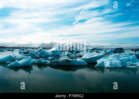 Südosten Islands. 18 Juni, 2018. Eisberge füllen die Jokulsarlon Lagune im Südosten von Island. Credit: Csm/Alamy leben Nachrichten Stockfoto