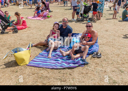 Cheshire, Großbritannien. 08. Juli 2018 Stockton Heide Festival in Cheshire, England, UK, hielt ihren Elften fete Veranstaltungen auf dem Feld, wo Hunderte von Menschen trotzten der Hitzewelle und vergnügten sich Credit: John Hopkins/Alamy leben Nachrichten Stockfoto