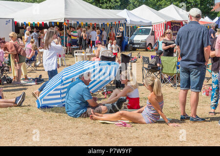 Cheshire, Großbritannien. 08. Juli 2018 Stockton Heide Festival in Cheshire, England, UK, hielt ihren Elften fete Veranstaltungen auf dem Feld, wo Hunderte von Menschen trotzten der Hitzewelle und vergnügten sich Credit: John Hopkins/Alamy leben Nachrichten Stockfoto