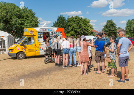 Cheshire, Großbritannien. 08. Juli 2018 Stockton Heide Festival in Cheshire, England, UK, hielt ihren Elften fete Veranstaltungen auf dem Feld, wo Hunderte von Menschen trotzten der Hitzewelle und vergnügten sich Credit: John Hopkins/Alamy leben Nachrichten Stockfoto