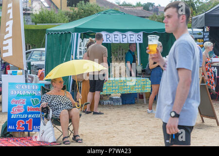 Cheshire, Großbritannien. 08. Juli 2018 Stockton Heide Festival in Cheshire, England, UK, hielt ihren Elften fete Veranstaltungen auf dem Feld, wo Hunderte von Menschen trotzten der Hitzewelle und vergnügten sich Credit: John Hopkins/Alamy leben Nachrichten Stockfoto