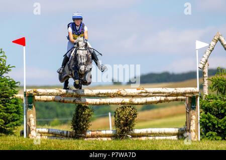 Somerset, UK. 07 Juli, 2018. Ella Woodhead reiten Fernhill Playboy. GBR. CIC**. Abschnitt C. Querfeldein. St James Place Barbury Horse Trials. Horse Trials. Barbury Castle. Wroughton. Somerset. UK. 07.07.2018. Credit: Sport in Bildern/Alamy leben Nachrichten Stockfoto