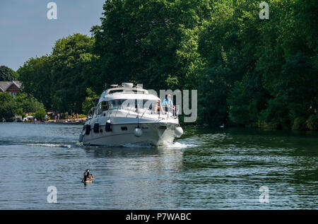 Themse, Hampton Wick, London, England, Vereinigtes Königreich, 8. Juli 2018. UK Wetter: Leute genießen, sich auf der Themse an einem Sonntag Morgen in der heißen Sonne Hitzewelle. Leute auf einem Motor Cruiser Stockfoto