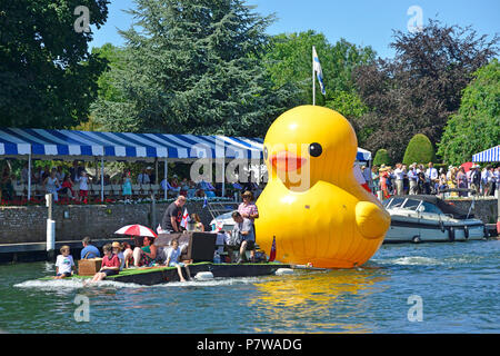 Henley-on-Thames, UK. 08 Juli, 2018. Wahnsinn auf der Themse am letzten Tag der Henley Royal Regatta. Kredit Wendy Johnson/Alamy leben Nachrichten Stockfoto