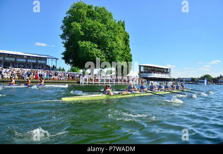 Henley-on-Thames, UK. 8. Juli 2018. Die Grand Challenge Cup Mens 8. . Georgina Hoffnung Rinehart National Training Center Australien Schlag Clubul Sportiv, Dinamo Bucuresti und Clubul Sportiv al Das Rektoratsgebäude, Steaua Bucuresti Rumänien. Durch 3/4-Länge. Australien einen neuen Streckenrekord von 5:53 Minuten und sind die schnellsten Crew an die Henley Kurs je Zeile. Kredit Wendy Johnson/Alamy leben Nachrichten Stockfoto