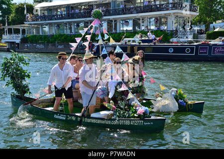 Henley-on-Thames, UK. 08 Juli, 2018. Finale Tag an der Henley Royal Regatta war ein Spektakel für die Zuschauer sowohl durch die spannende Rudern und ungewöhnlichen Wasserfahrzeugen auf der Themse. Kredit Wendy Johnson/Alamy leben Nachrichten Stockfoto