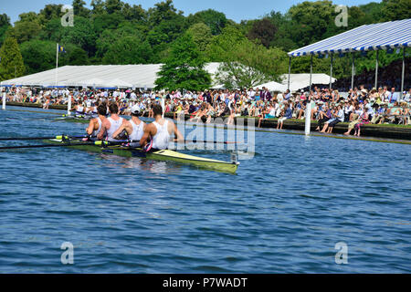 Henley-on-Thames, UK. 08 Juli, 2018. Leander Club Beat der Universität von London in die Besucher' Cup. Der student Boot von der Universität von London wurden keine Übereinstimmung für die umwerfende Leander Crew. Leander ein Trio von Datensätzen auf Ihrem Weg zum Sieg, die Grenze von einer Sekunde, das fawley Rekord um vier Sekunden lang und die Kursaufzeichnung durch zwei Sekunden. Kredit Wendy Johnson/Alamy leben Nachrichten Stockfoto