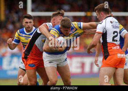 Mend-A-Schlauch Dschungel, Castleford, West Yorkshire, 8. Juli 2018. Liam Sutcliffe von Leeds Rhinos in Angriff von Greg Eden und Jake Trueman von Castleford Tiger in Castleford Tiger vs Leeds Rhinos Betfred Super League. Credit: Touchlinepics/Alamy leben Nachrichten Stockfoto