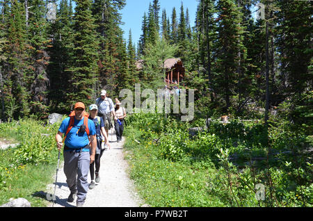 LAKE LOUISE, AB/KANADA - 26. JULI 2017: Besucher gehen der Weg in der Nähe der Ebene von sechs Gletscher Teehaus. Stockfoto