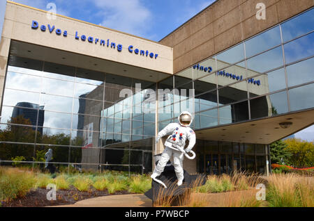 GRAND RAPIDS, MI/USA - Oktober 15, 2017: Die DeVos Learning Center, hier gezeigt, wird der Gerald R. Ford Presidential Museum angeschlossen. Stockfoto