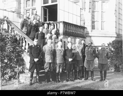 . Bezoek Himmler. Deutsch: Himmler Bezoek aan Nederland. v.l.n.r. 1e rij: v. Geelkerken, Seyss-Inquart, Himmler, Mussert, Rauter, de Blocq van Schelting, Demelhuber. v.l.n.r. 2e rij: Best. G. Berger, Muller Lehning, Feldmeijer. 3e rij: Huygen, Ritterbusch, harster von, Müller. Gezellige dsub Erich Naumann, de derde Befehlshaber der Sicherheitspolizei und des SD in Nederland. Deze foto ist afkomstig uit het Archief van de Fotodienst der NSB. 31 Januar 1944 42 Bezoek Himmler - Fotodienst der NSB-Niod-48067 Stockfoto