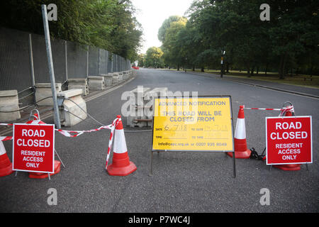 Eine Straße ist als Teil des Security Vorbereitungen in der Nähe des US-Botschafter residence Winfield Haus geschlossen, im Regent's Park, London, vor dem Besuch der UK von Präsident Donald Trump, die Freitag Nacht im Residence verbringen werden. Stockfoto