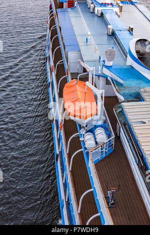 Das rettungsboot ist auf einem weißen Schiff fest Stockfoto