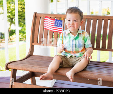 Jungen gemischten Rennen Chinesisch und kaukasische Junge spielt mit amerikanischer Flagge Stockfoto