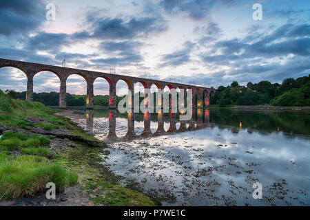 Die Royal Border Bridge leuchtet in der Dämmerung in Berwick On Tweed in Northumberland Stockfoto