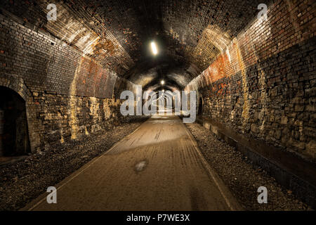 Den Grabstein Tunnel in The Derbyshire Peak District, sobald ein Eisenbahntunnel es jetzt als Radweg genutzt wird Stockfoto