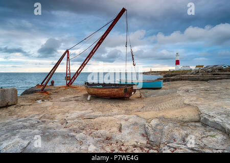 Moody Himmel über Fischerboote an der Portland Bill auf in Dorset Jurassic Coast Stockfoto