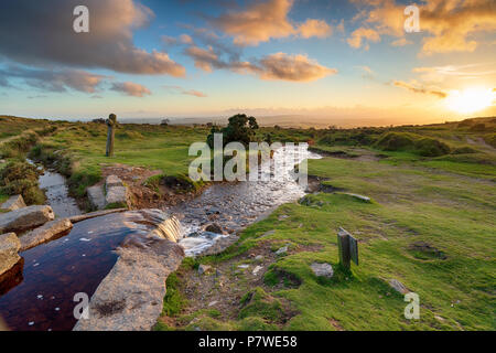 Magischen Sonnenuntergang am windigen Post, und den alten Granitkreuz auf Nationalpark Dartmoor Tavistock Parknear in Devon Stockfoto