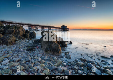Schönen Sonnenaufgang auf Mumbles in der Nähe von Swansea an der Küste von Wales. Stockfoto