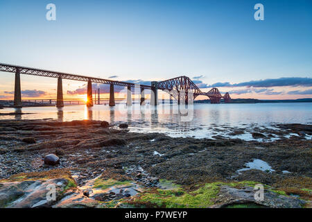 Sonnenuntergang über die Forth Brücke von Queensferry in der Nähe von Edinburgh in Schottland Stockfoto