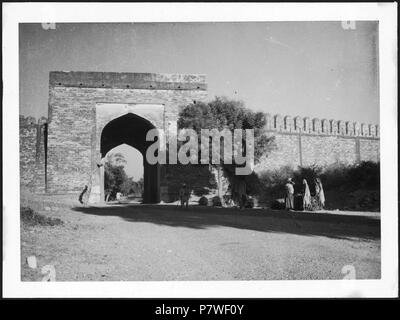 Britisch-Indien, Fatehpur Sikri: Agra Tor; Tor in einer Mauer. Von 1939 bis 1940 68 CH-NB-Britisch-Indien, Fatehpur Sikri - Agra Gate - Annemarie Schwarzenbach - SLA-Schwarzenbach-A -5-22-103 Stockfoto
