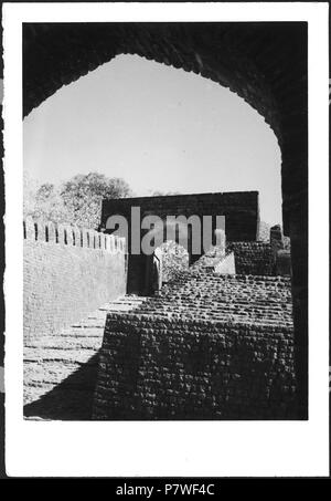 Britisch-Indien, Mandu (Mandav): Palast; ein Tor mit Rampe. Von 1939 bis 1940 68 CH-NB-Britisch-Indien, Mandu (Mandav) - Palast - Annemarie Schwarzenbach - SLA-Schwarzenbach-A -5-23-068 Stockfoto