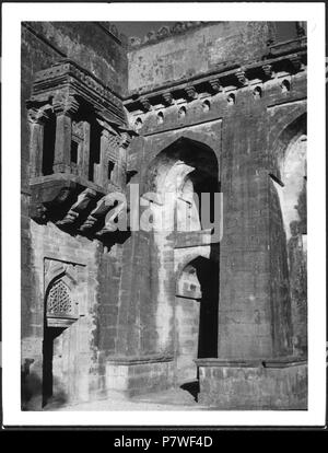 Britisch-Indien, Mandu (Mandav): Palast; Seminarraum mit Erkerfenstern und Rundbögen. Von 1939 bis 1940 68 CH-NB-Britisch-Indien, Mandu (Mandav) - Palast - Annemarie Schwarzenbach - SLA-Schwarzenbach-A -5-23-065 Stockfoto