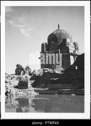 Britisch-Indien, Mandu (Mandav): Palast; ein Seminarraum mit Kuppeln am Wasser.Von 1939 bis 1940 68 CH-NB-Britisch-Indien, Mandu (Mandav) - Palast - Annemarie Schwarzenbach - SLA-Schwarzenbach-A -5-23-072 Stockfoto