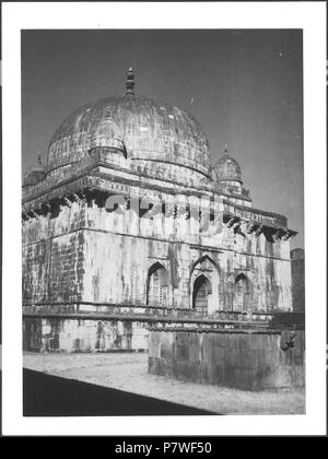 Britisch-Indien, Mandu (Mandav): Palast; ein Seminarraum mit Kuppel. Von 1939 bis 1940 68 CH-NB-Britisch-Indien, Mandu (Mandav) - Palast - Annemarie Schwarzenbach - SLA-Schwarzenbach-A -5-23-088 Stockfoto