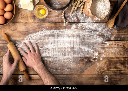 Bäcker bereitet den Teig, Ansicht von oben zu kneten. Kochen, Bäckerei Konzept Stockfoto