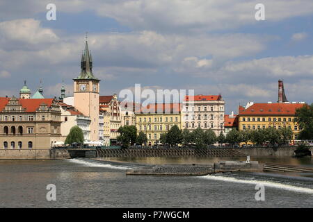 Novotného Lávka und Charles Bridge Palace Hotel aus über dem Fluss Moldau gesehen, Staré Město (Altstadt), Prag, Tschechien (Tschechische Republik), Europa Stockfoto