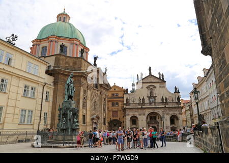 Kirche des Hl. Franziskus und die Kirche der Heiligen Erlöser, Ritter des Kreuzes Square, Staré Město (Altstadt), Prag, Tschechien (Tschechische Republik), Europa Stockfoto