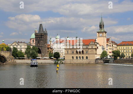 Altstädter Brückenturm und Smetana Museum über die Moldau gesehen. Staré Město (Altstadt), Prag, Tschechien (Tschechische Republik), Europa Stockfoto