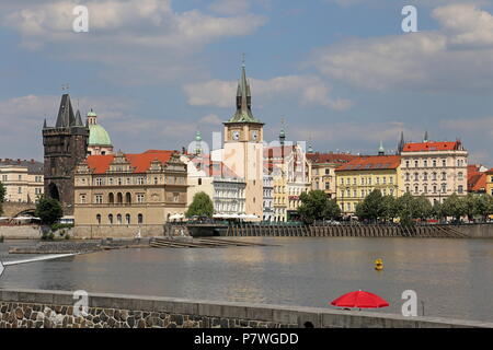 Altstädter Brückenturm und Smetana Museum über die Moldau gesehen. Staré Město (Altstadt), Prag, Tschechien (Tschechische Republik), Europa Stockfoto