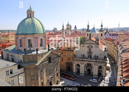 Kirche des Hl. Franziskus und die Kirche der Heiligen Erlöser, Ritter des Kreuzes Square, Staré Město (Altstadt), Prag, Tschechien (Tschechische Republik), Europa Stockfoto