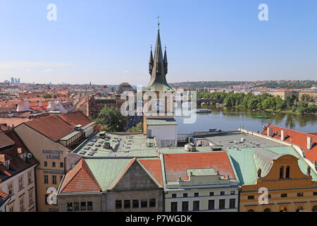 Moldau von der Altstädter Brückenturm, Staré Město (Altstadt), Prag, Tschechien (Tschechische Republik), Europa Stockfoto