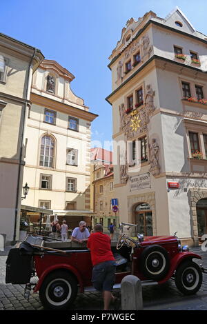 Replica Oldtimer Tour wartet auf Unternehmen durch Haus am Golden Well, Karlova, Staré Město (Altstadt), Prag, Tschechien (Tschechische Republik), Europa Stockfoto