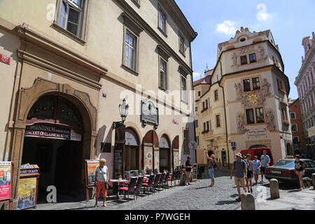 Clementinum Eingang und Haus an der Golden Well Hotel, Karlova, Staré Město (Altstadt), Prag, Tschechien (Tschechische Republik), Europa Stockfoto