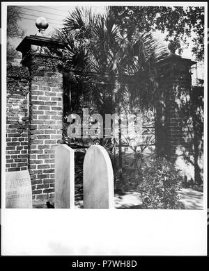 USA, Charleston/SC: Friedhof, Grabsteine und Eisentor der St. Michaels episkopalen Kirche. Von 1936 bis 1938 85 CH-NB-USA, Charleston - SC - Friedhof - Annemarie Schwarzenbach - SLA-Schwarzenbach-A -5-09-007 Stockfoto